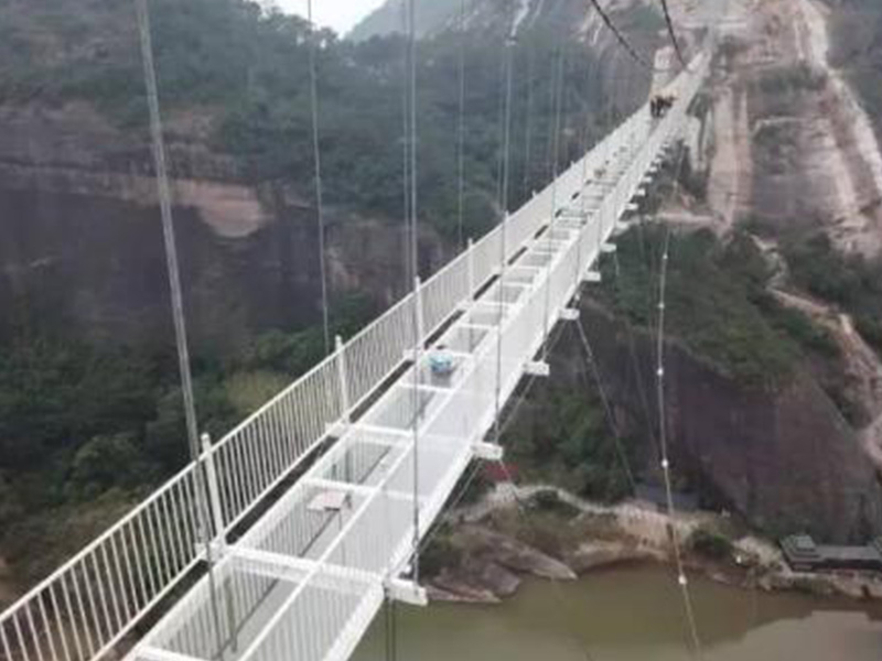 玻璃吊橋受到外國人質(zhì)疑，不遠(yuǎn)萬里來砸橋，結(jié)局讓人很無奈